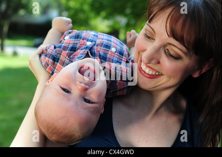 White Caucasian mother avec son bébé garçon 7 mois Banque D'Images