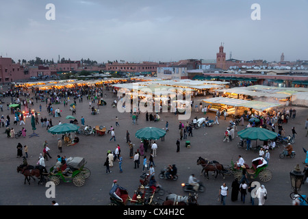 Stands de nourriture à la place Jamaa el Fna de Marrakech, Maroc, marché Avril 1,2012 en début de soirée Banque D'Images