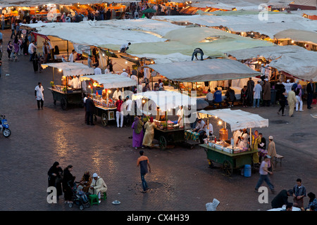 Stands de nourriture à la place Jamaa el Fna de Marrakech, Maroc, marché Avril 1,2012 Banque D'Images