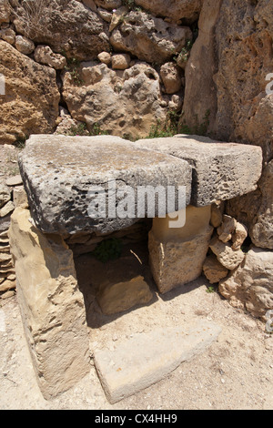 Autel blocs au temples de Ggantija près de Xagha, île de Gozo, près de Malte, mer Méditerranée. Banque D'Images