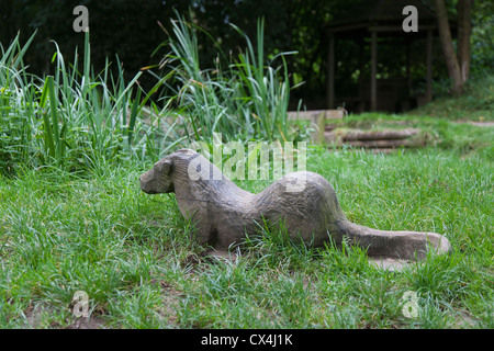 Otter la sculpture. Brixworth Country Park. Le Northamptonshire. Banque D'Images