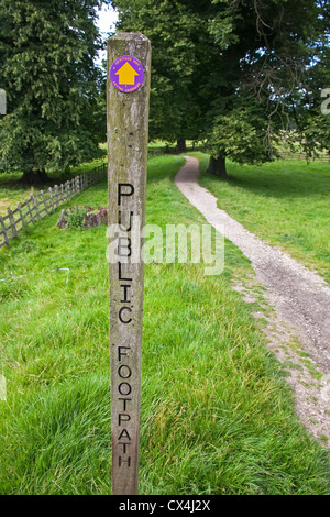 Sentier Public signe sur dans le domaine de Chatsworth. Banque D'Images