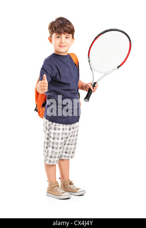 Portrait d'un enfant tenant une raquette de tennis et giving thumb up isolé sur fond blanc