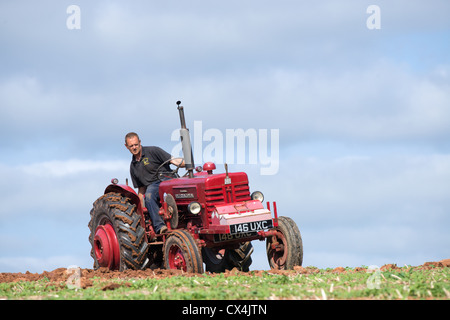 Un McCormic vintage tracteur International à la 65ème Stoke Bliss and District Agricultural Society's labour annuel Banque D'Images