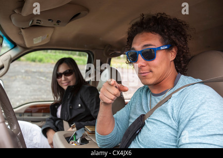 Un couple de la Première Nation de Fort McKay town qui se trouve en aval de l'exploitation des sables bitumineux. Banque D'Images