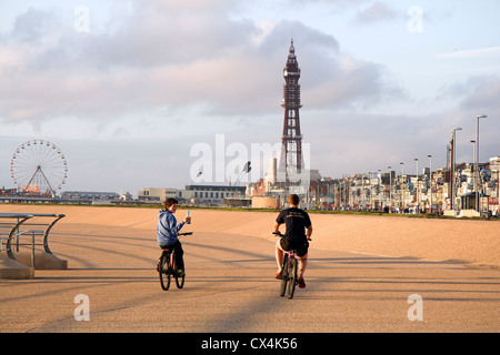 Régénéré avec promenade de Blackpool Blackpool Tower dans la distance et grande roue sur Central Pier, rive sud du Lancashire UK Banque D'Images