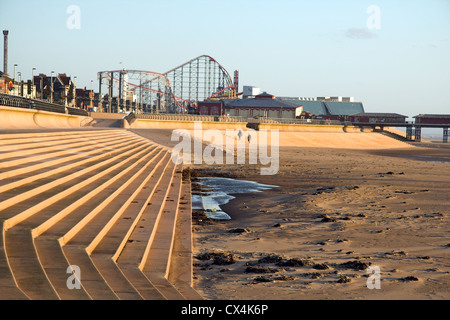 Le pied sur la plage, régénéré promenade de Blackpool Pleasure Beach,, Le Grand, pilier sud, Lancashire, UK Banque D'Images