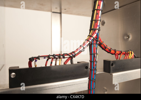 Conduites et câbles torsadés codée compliquée dans un boîtier en aluminium fort prêt à accepter des condensateurs de puissance des disques durs Banque D'Images