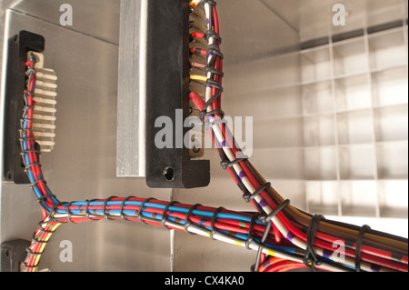 Conduites et câbles torsadés codée compliquée dans un boîtier en aluminium fort prêt à accepter des condensateurs de puissance des disques durs Banque D'Images