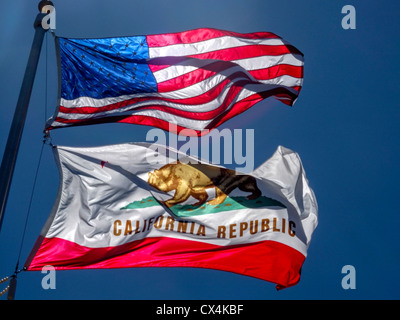 L'État de Californie 'Bear' Drapeau vole avec le drapeau des États-Unis sur un après-midi ensoleillé. Banque D'Images