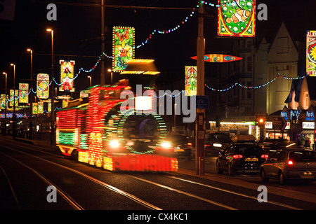 Allumé en tram, Blackpool Illuminations, célébrant les 100 ans de l'Illumination, Blackpool, Lancashire, UK Banque D'Images