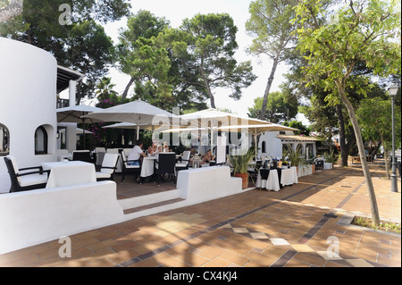 Les touristes dans le Restaurante Fernando, Cala D'Or, Majorque. Banque D'Images