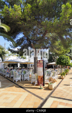 Cafe au centre ville de Cala D'Or, à Majorque. Banque D'Images