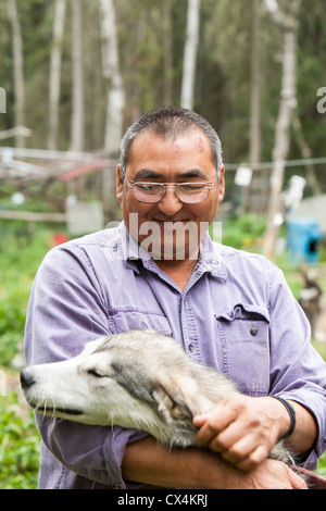 Un chien de traîneau appartenant à Robert Grandjamber une Première Nation canadien vivant à Fort Chipewyan Banque D'Images