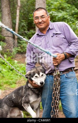 Un chien de traîneau appartenant à Robert Grandjamber une Première Nation canadien vivant à Fort Chipewyan Banque D'Images