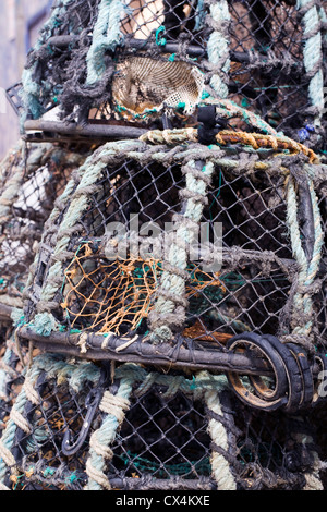 Des casiers à homard empilés dans la rue d'une petite ville de pêche. Banque D'Images