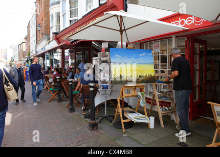 La peinture de l'artiste dans la rue George, vieille ville de Hastings, Sussex, England, UK, FR Banque D'Images