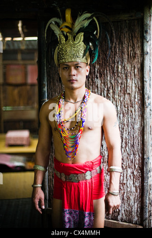 Iban homme en costume traditionnel au Village Culturel de Sarawak, le Damai Beach. Kuching, Sarawak, Bornéo, Malaisie Banque D'Images