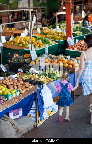 L'achat de produits frais au Rusty's marchés. Cairns, Queensland, Australie Banque D'Images