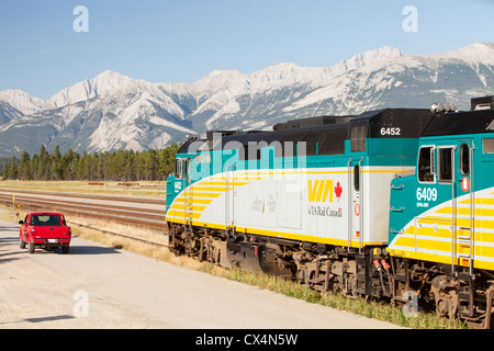 Un train de l'unité du moteur à Jasper dans les Rocheuses, au Canada. Banque D'Images