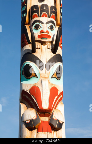 ATotem pole sur high street, Jasper Parc national Jasper, Rocheuses canadiennes. Banque D'Images