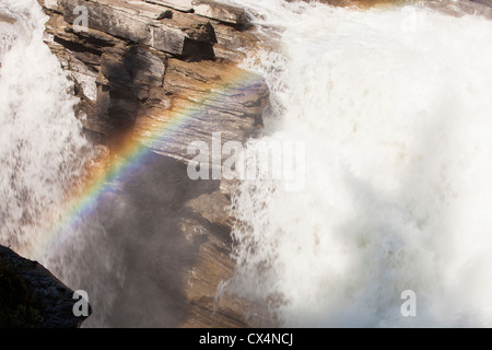 Un arc-en-ciel dans les chutes Athabasca près de Jasper, Rocheuses canadiennes. Banque D'Images