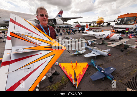 Colin Matthews avec son modèle d'une rapière dans la main d'avions au meilleur de la montrer, Cotswold (Kemble EGBP) de l'aéroport. JMH6082 Banque D'Images