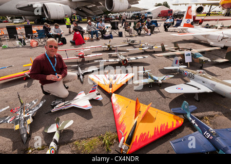 Modéliste Colin Matthews avec affichage de modèle réduit d'aéronef au meilleur de la montrer, Cotswold (Kemble EGBP) de l'aéroport. JMH6083 Banque D'Images