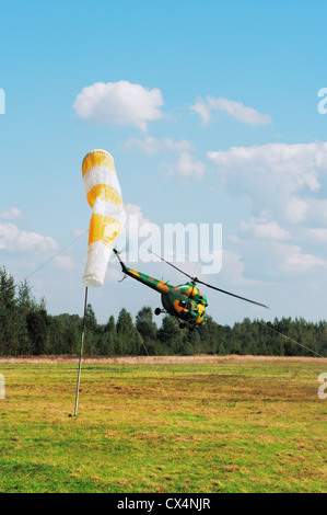 Hélicoptère sur l'aérodrome d'herbe. Banque D'Images