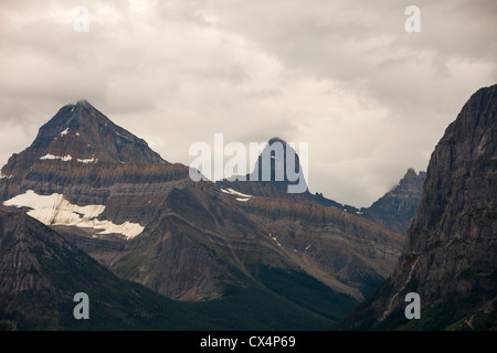 Pics déchiquetés dans les Rocheuses canadiennes près de Jasper. Banque D'Images