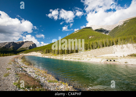 L'acheminement de l'eau dans les Rocheuses à la centrale hydroélectrique de Rundle au-dessus de Canmore dans les Rocheuses canadiennes. Banque D'Images