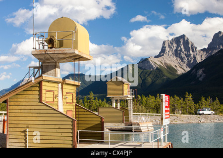 L'apport de la centrale hydroélectrique de Rundle au-dessus de Canmore dans les Rocheuses canadiennes. Banque D'Images