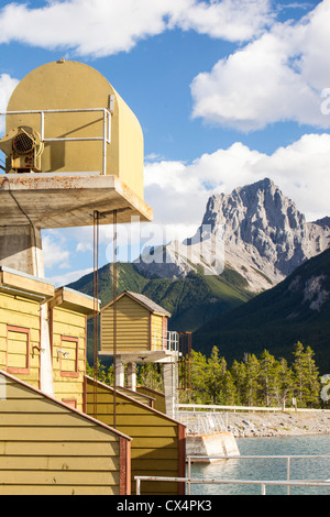 L'apport de la centrale hydroélectrique de Rundle au-dessus de Canmore dans les Rocheuses canadiennes. Banque D'Images