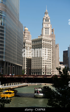 Rivière de Chicago lors d'une journée ensoleillée avec les taxis d'eau et d'autres embarcations et les immeubles de grande hauteur au-delà. Banque D'Images