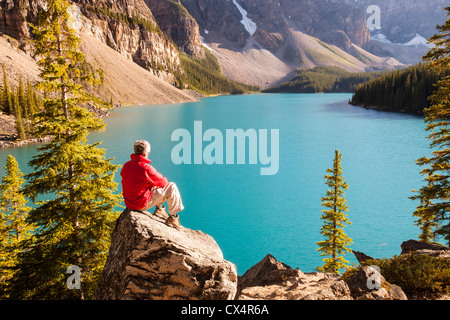 Le lac Moraine dans les Rocheuses canadiennes. Banque D'Images