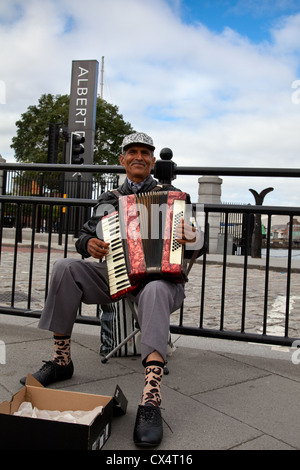 Cantarajiv Ylie (MR) musicien de rue, joueur d'accordéon, comédie musicale, pièce, spectacle. Busker à Albert Dock jouant Weltmeister Piano accordian. Banque D'Images