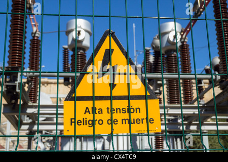 La tension de la Alta peligro de haute tension (danger de mort) signe sur hydro electric power station en Espagne Banque D'Images