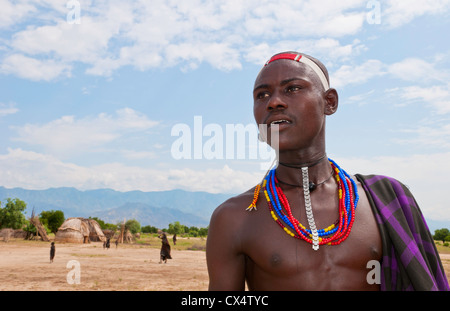 Afrique L'Éthiopie Tribu Erbore arbore un village tribal Lower Vallée de l'Omo jeune garçon en costume et bijoux # 27 Banque D'Images