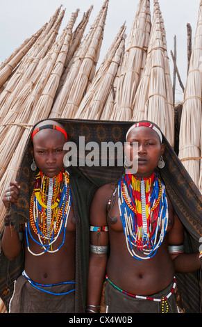 Afrique L'Éthiopie tribu arbore Erbore village tribal Vallée de l'Omo inférieur avec les jeunes filles robe colorée # 27 Banque D'Images