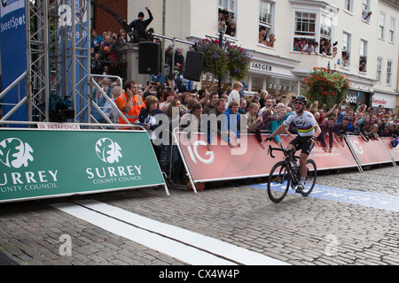 Mark Cavendish première de l'autre côté de la ligne d'arrivée en premier pour gagner la finale Guildford Étape du Tour de Grande-Bretagne 2012. Banque D'Images