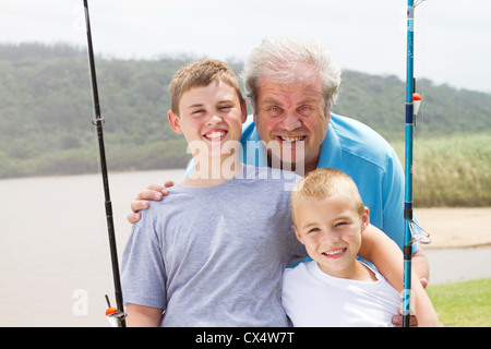 Portrait de grand-père et ses petits-fils avec des cannes à pêche Banque D'Images