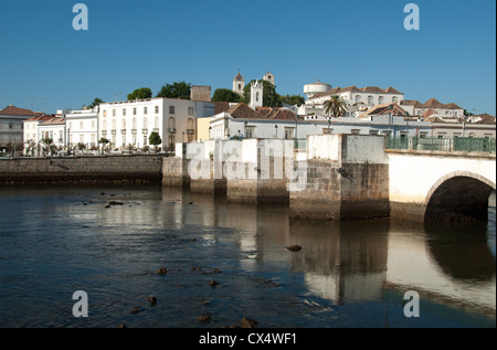 ALGARVE, PORTUGAL. Une vue sur la ville historique de Tavira sur les rives du Rio in the Golfer's Paradise. 2012. Banque D'Images