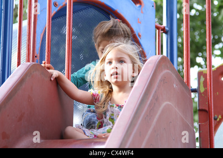 Jeune fille de trois dans une aire sur une diapositive Banque D'Images