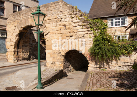 Newport Arch est le vestige d'une porte romaine du 3ème siècle dans la ville de Lincoln, Lincolnshire. Banque D'Images