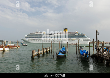 Bateau de croisière naviguant le long du Grand Canal, Venise, Italie. Banque D'Images