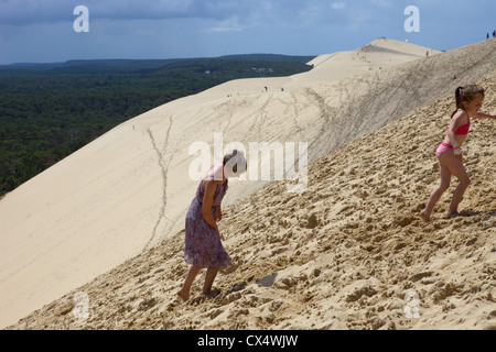 Les personnes qui désirent visiter la célèbre Dune du Pyla, la plus haute dune de sable en Europe, à Pyla sur Mer, France. Banque D'Images