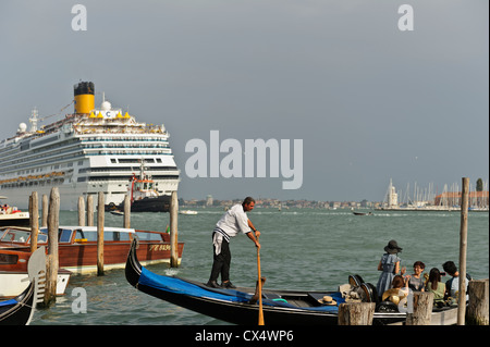 La voile le long du Grand Canal, Venise, Italie. Banque D'Images