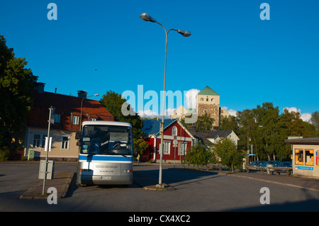 La station de bus à longue distance du port avec en arrière-plan le château de Turku Finlande Europe Banque D'Images