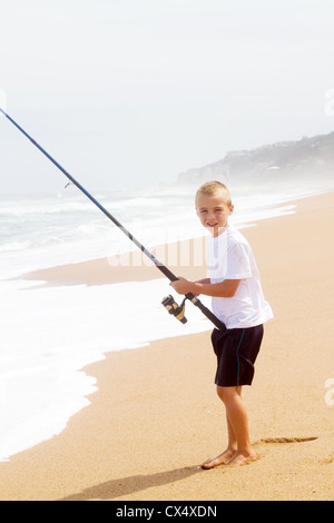 Heureux petit garçon la pêche sur plage Banque D'Images