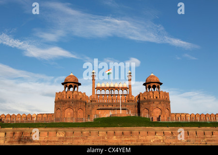 Drapeau national indien avec un ciel bleu clair sur le Fort rouge de New Delhi, Inde Banque D'Images